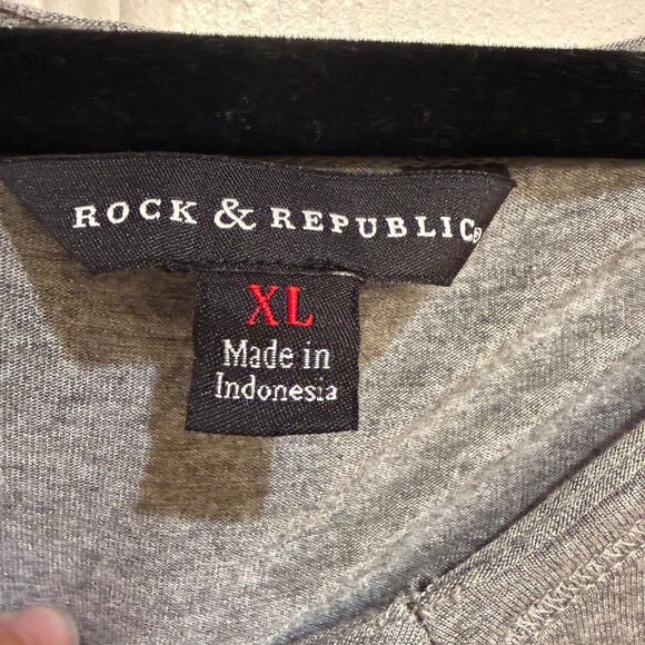 Rock & Republic Vintage Y2K Women's Grey Sparkle V-Neck Pocket Casual T-shirt - Picture 3 of 5